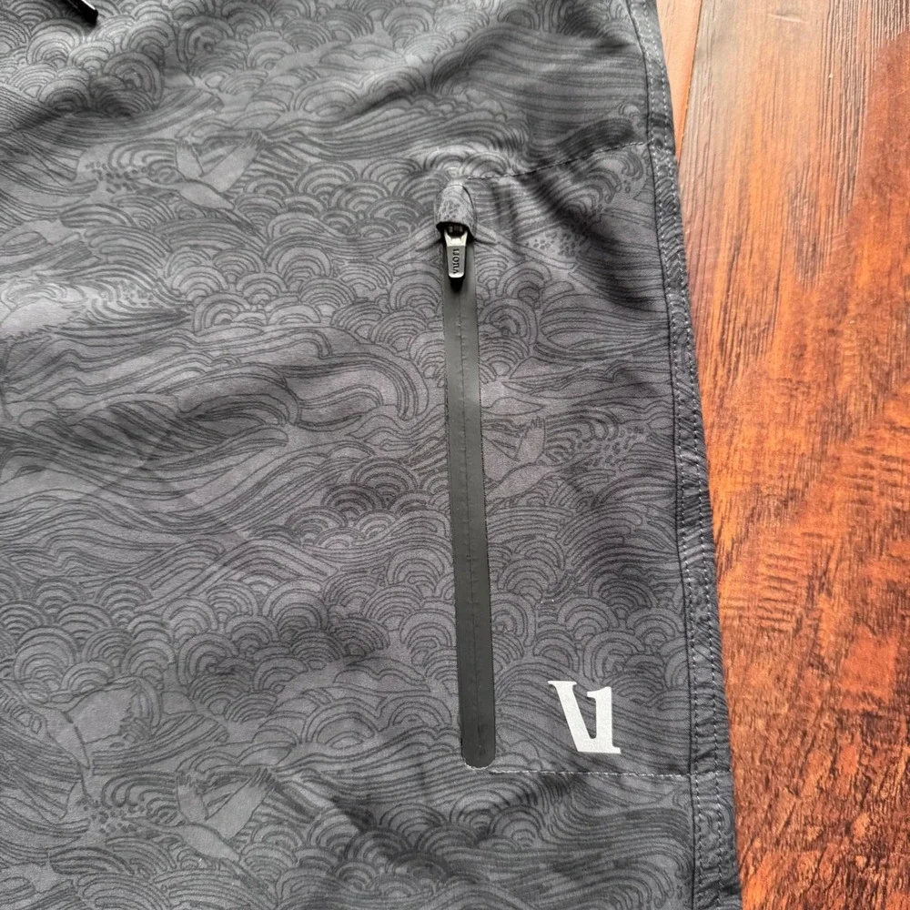 Vuori Mens Infinity Board Shorts Black Grey Wave Sz 38 Swim Trunks Surf Stretch